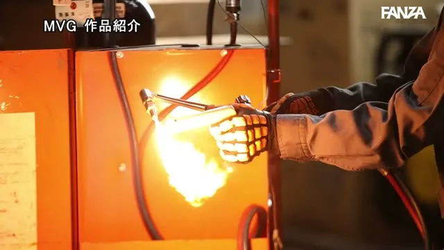 作業着の下に隠されたメスの顔…男だらけの町工場で働く寡黙で孤独な溶接女子が歪んだ本性を曝け出すドM変態カミングアウトAVデビュー 桜庭かりな 動画キャプチャ 2